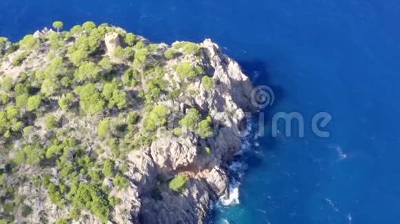 空中在美丽的海岸线上的热带岛屿马略卡西班牙与海洋和蓝色的水在夏季白天视频的预览图