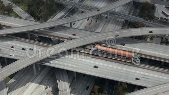 空中慢慢地在普雷格森法官巨大的公路连接上盘旋显示有多条公路桥梁和高架桥视频的预览图
