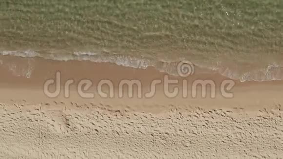 空中美丽的通用热带海滩头顶拍摄鸟瞰海浪撞击空海滩视频的预览图