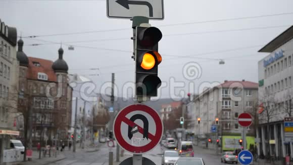 慢动作德国日光下交通灯闪烁橙色信号灯视频的预览图