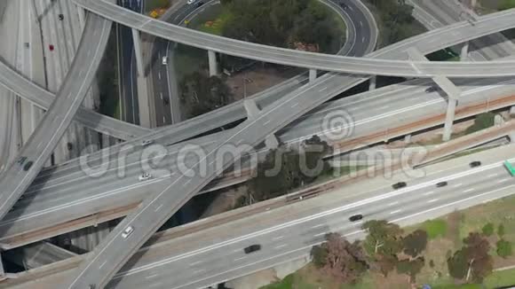 空中普雷格森法官巨大的公路连接显示了多条道路桥梁高架桥在洛杉矶很少有汽车交通视频的预览图