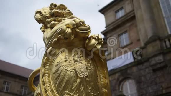 慢动作德国卡塞尔的金狮雕像日光视频的预览图