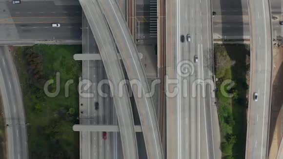 空中壮观的头顶上沿着普雷格森法官拍摄的高速公路展示了多条道路桥梁高架桥和高架桥视频的预览图