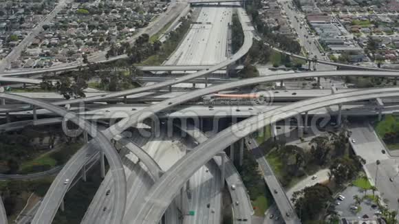 空中壮观的普雷格森法官高速公路显示了多条公路桥梁高架桥和小汽车交通视频的预览图