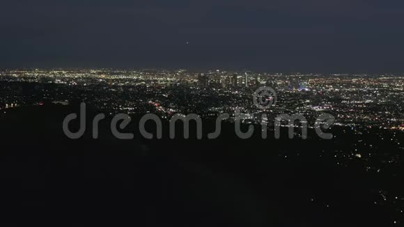 空中夜间好莱坞标志和洛杉矶城市灯光的壮观景色视频的预览图