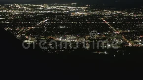 空中夜间飞越好莱坞山可以看到山谷伯班克和城市灯光视频的预览图