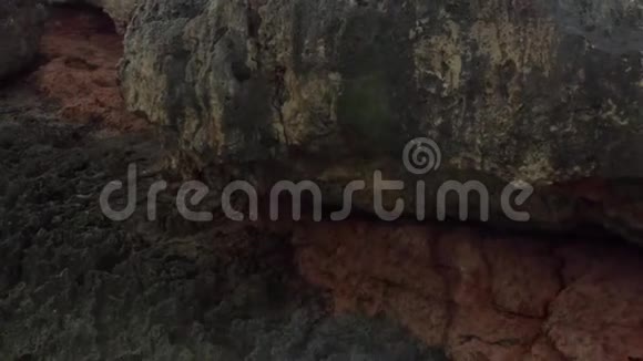 空中靠近海浪冲击岩石悬崖海岸在阳光明媚的日子在马洛卡岛阳光明媚的天气阳光视频的预览图