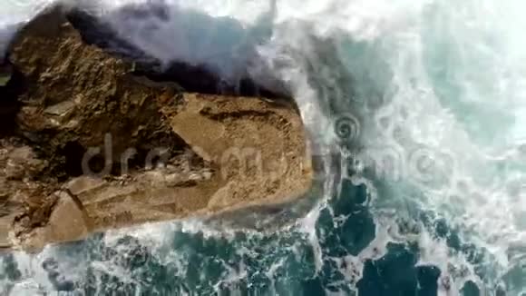 鸟瞰美丽的海洋蓝色的水在海岸破碎的热带岛屿马略卡西班牙度假视频的预览图