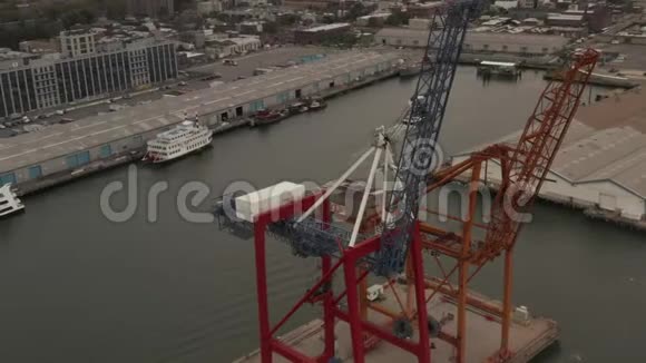 空气阴天时纽约市码头工业起重机的高角度视图视频的预览图