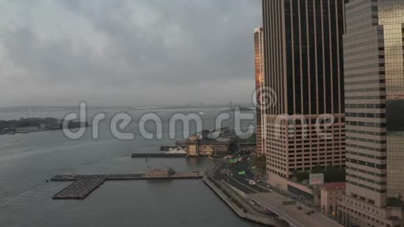 机场飞往有雾的曼哈顿码头和自由女神像俯瞰纽约市天际线视频的预览图