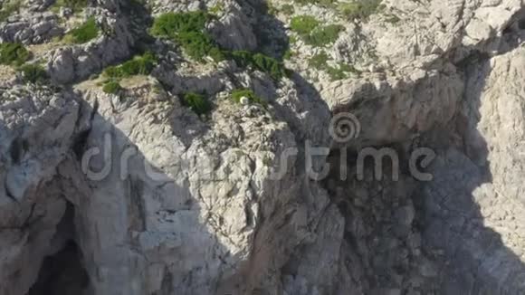 空中美丽的无人机拍摄悬崖和蓝色的海浪粉碎热带岛屿马略卡西班牙度假旅行视频的预览图