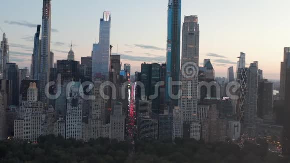 空气第七大道交通和时代广场在日落的纽约市中央公园与城市灯的景色视频的预览图