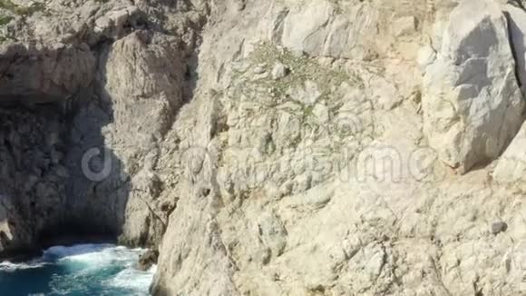 空中悬崖边缘蓝色的海浪压垮热带岛屿马略卡西班牙度假旅行阳光海浪视频的预览图