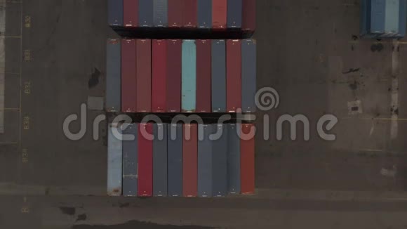 空气鸟瞰红色和蓝色工业货物集装箱在视频的预览图