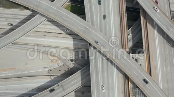 空中近距离飞行飞越Pregerson法官巨大的高速公路连接显示多条道路桥梁Viaducts几乎没有视频的预览图