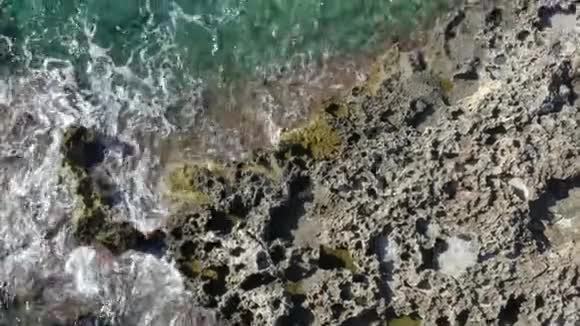 空中热带马略卡岛沿岸美丽的海洋蓝水鸟景西班牙度假旅行阳光明媚视频的预览图