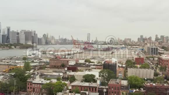 AERIAL多云间阴天有多个仓库朝向工业起重机曼哈顿天际线视频的预览图