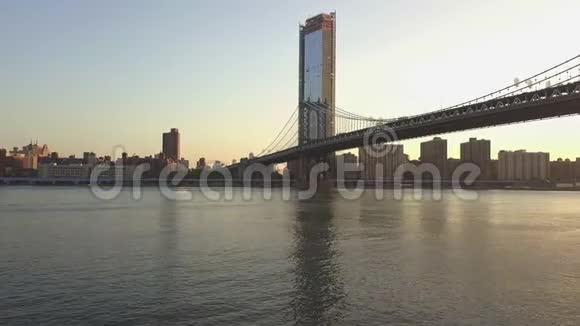 阿雷利亚曼哈顿大桥东河波浪和水反射纽约市视频的预览图