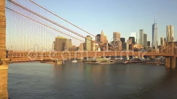 爱丽纽约美丽的金橙夕阳下布鲁克林大桥的景色视频的预览图