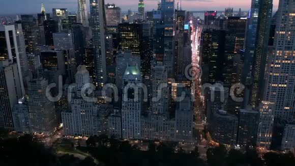 上午纽约中央公园的曼哈顿天际线视频的预览图