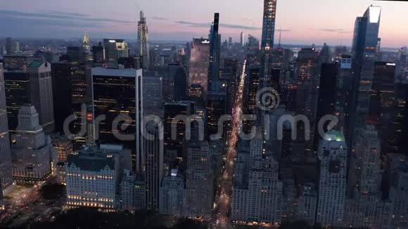 阿里亚曼哈顿的天际线在中央公园上空闪烁的纽约市灯光视频的预览图