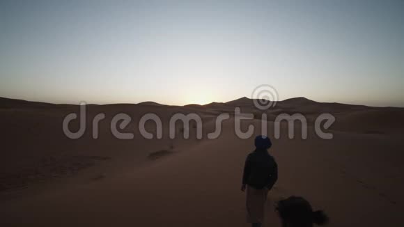 湿地阳光下漫步沙滩上的人视频的预览图