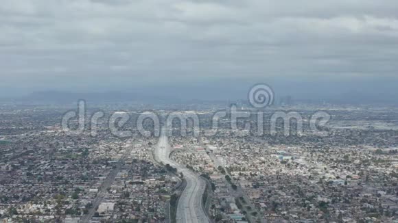 空中壮观的景色在无尽的城市洛杉矶加利福尼亚州大高速公路连接市中心多云视频的预览图