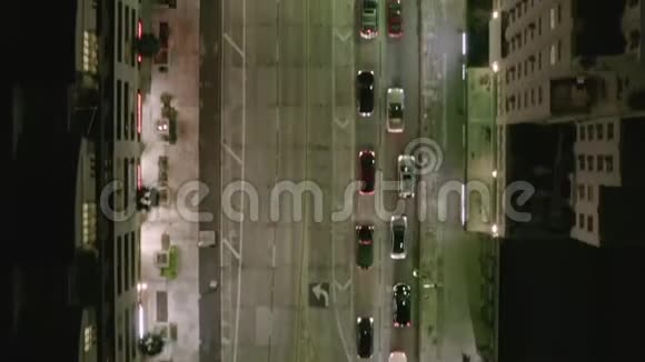 空中洛杉矶夜间有汽车交通灯的电影院街的俯视图视频的预览图