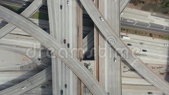 空中壮观的头顶上沿着普雷格森法官的高速公路拍摄显示了多条道路桥梁高架桥和高架桥视频的预览图
