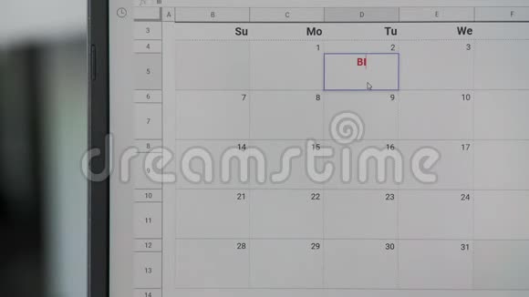 在日历上写红色的生日以记住这个日期视频的预览图