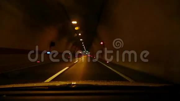 在隧道里开车视频的预览图