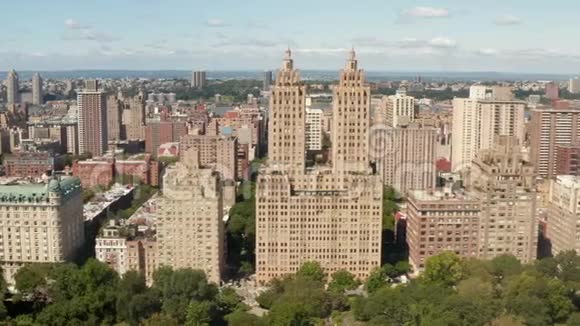 空气在晴朗的夏日沿着美丽的纽约市大街飞行视频的预览图