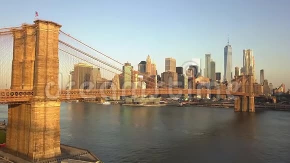 机场飞往布鲁克林大桥曼哈顿和日落时的东河景观视频的预览图