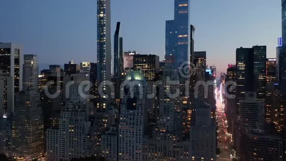 上午纽约中央公园的曼哈顿天际线视频的预览图