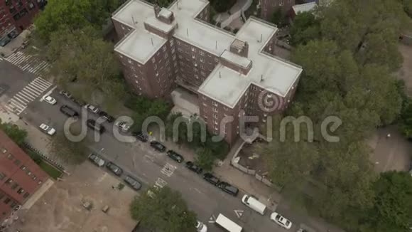 爱莉鸟瞰式的飞行典型的纽约城附近的公寓花园黑暗的心情曼哈顿视频的预览图