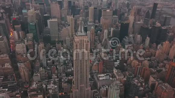 帝国大厦靠近曼哈顿中城黎明时代广场日落视频的预览图