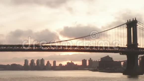 空中飞行纽约日出布鲁克林大桥下的飞行视频的预览图