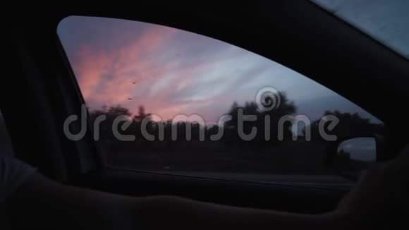 流动运动在高速公路上行驶的汽车中如果行驶中的车辆行驶就会发出红色的天空视频的预览图