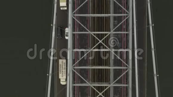 空中在纽约市威廉斯堡大桥用汽车和地铁列车近距离鸟瞰大桥的飞行视频的预览图