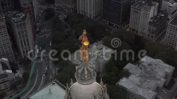 辉煌在高速公路交通和繁忙的城市中在纽约市旋转着金色的雕像视频的预览图