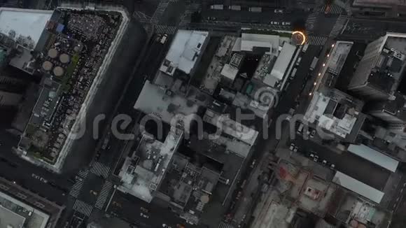 空中飞行鸟瞰曼哈顿纽约市繁忙的路灯在史诗般的黄昏视频的预览图