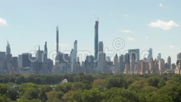 空气美丽的中央公园景观和曼哈顿天际线背景阳光明媚的夏日视频的预览图