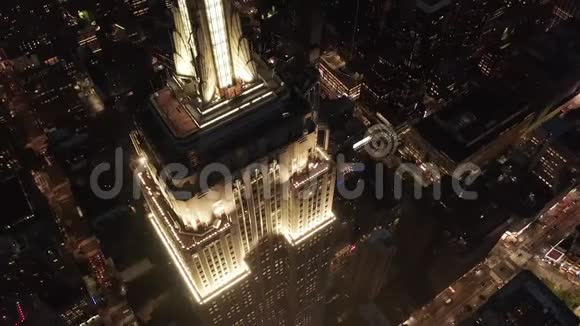 帝国大厦上空的标志性帝国大厦上空呼吸飞行照亮了平行的道路和路口视频的预览图