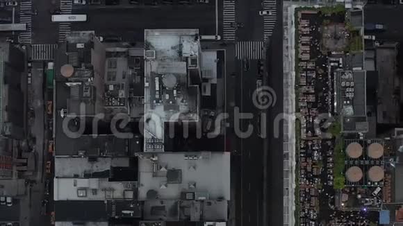 空中飞行鸟瞰曼哈顿纽约市繁忙的路灯在史诗般的黄昏视频的预览图
