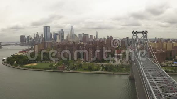 飞机飞越威廉斯堡大桥曼哈顿一侧阴天有纽约市的天际线视频的预览图