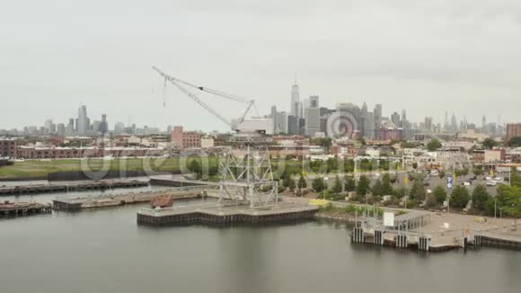 背景背景和河流在与纽约市天际线的码头工业起重机之间飞行视频的预览图
