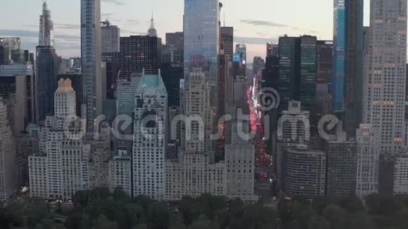 机场日落的曼哈顿天际线美丽的城市灯光纽约市中心公园的繁华街道视频的预览图