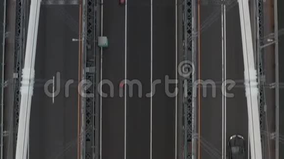 空中鸟瞰桥与汽车交通视频的预览图