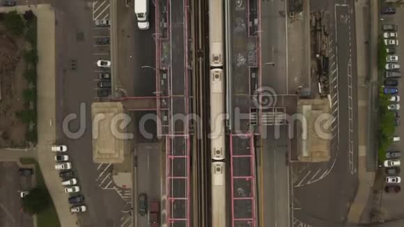空气鸟瞰桥与重型汽车交通和地铁列车纽约市视频的预览图