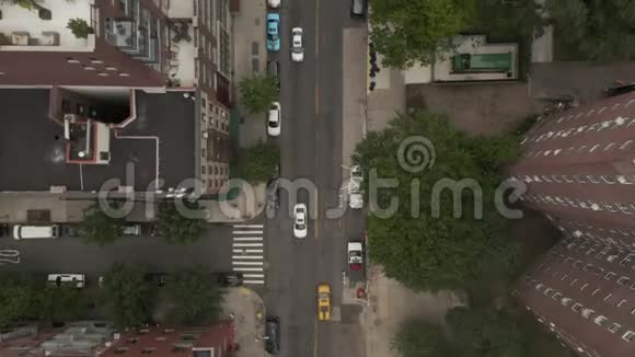 AIRIAL鸟瞰纽约街头的典型航班车流量黄色出租车曼哈顿视频的预览图
